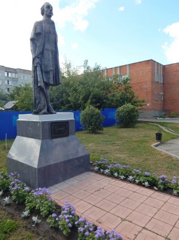 Памятник Радищеву на ул. Кирова