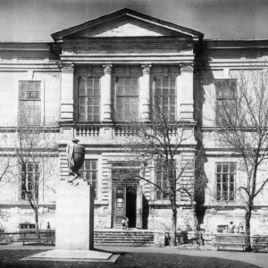 Саратов. Ваза  перед входом в музей, 1936-1951 гг.